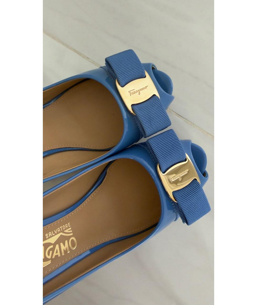FERRAGAMO Голубые босоножки из лакированной кожи, фото 6