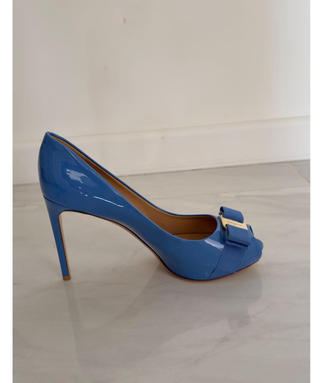 FERRAGAMO Голубые босоножки из лакированной кожи, фото 8