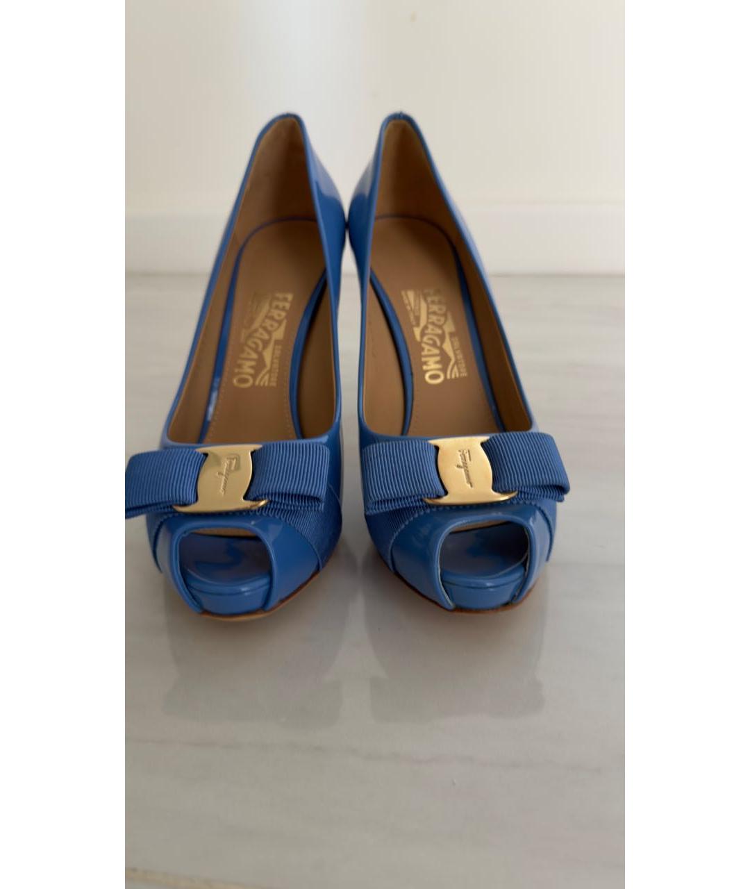FERRAGAMO Голубые босоножки из лакированной кожи, фото 2