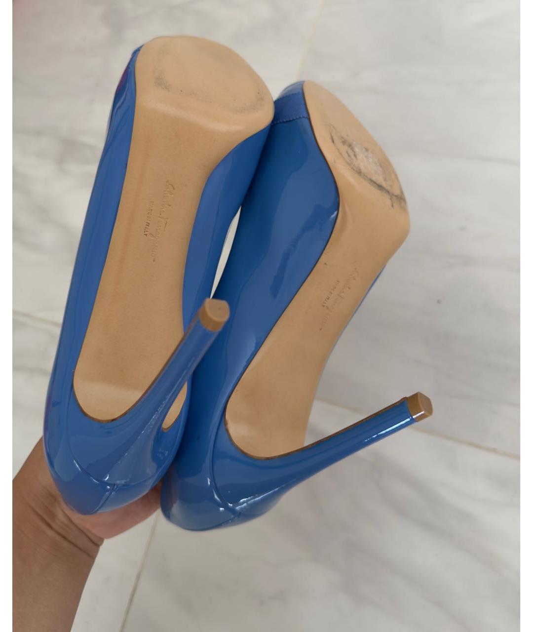 FERRAGAMO Голубые босоножки из лакированной кожи, фото 5