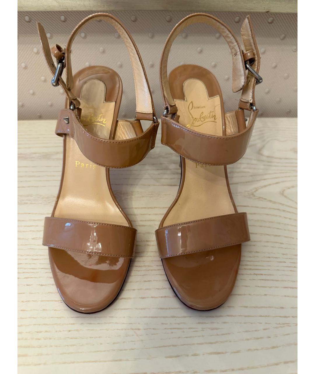 CHRISTIAN LOUBOUTIN Бежевые босоножки из лакированной кожи, фото 2