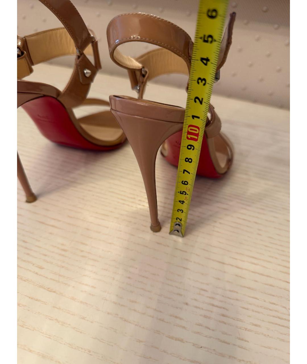CHRISTIAN LOUBOUTIN Бежевые босоножки из лакированной кожи, фото 5