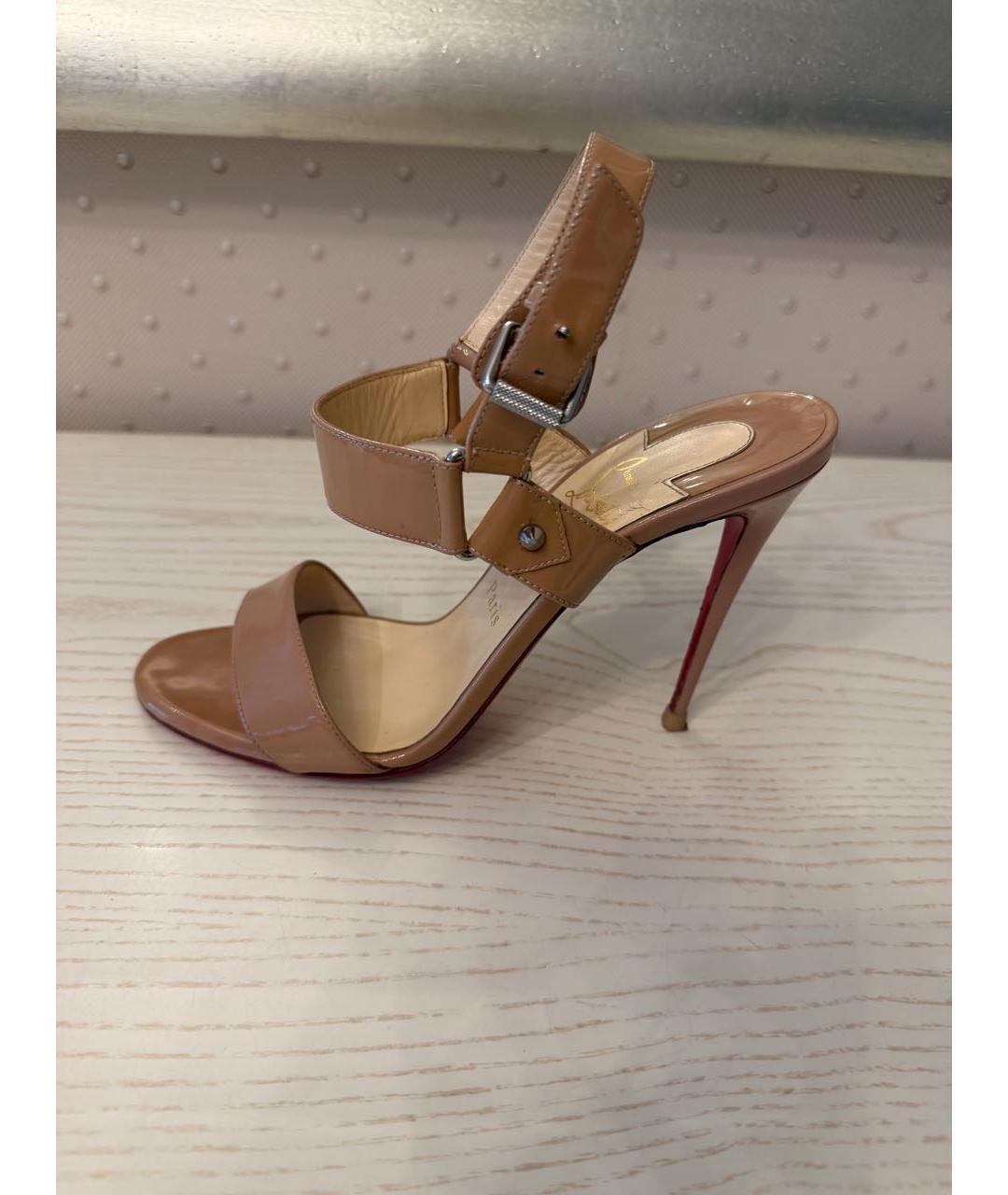 CHRISTIAN LOUBOUTIN Бежевые босоножки из лакированной кожи, фото 9
