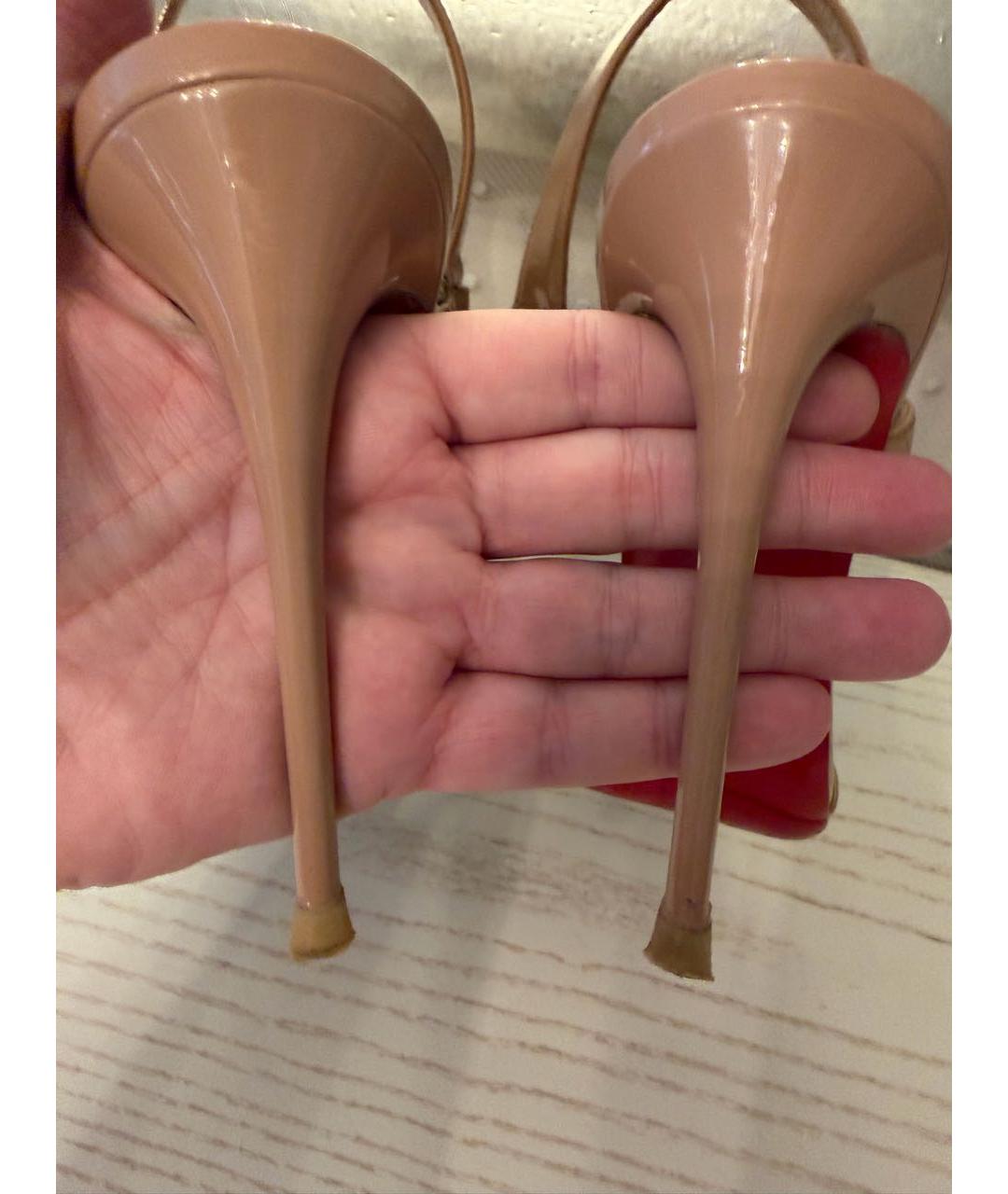 CHRISTIAN LOUBOUTIN Бежевые босоножки из лакированной кожи, фото 6