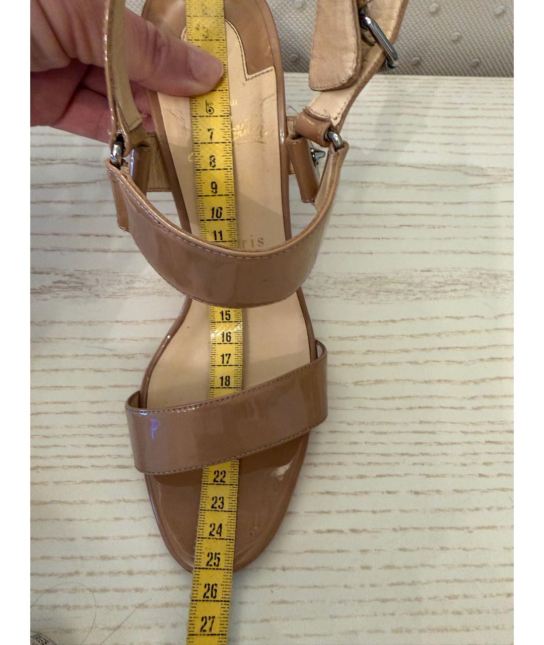 CHRISTIAN LOUBOUTIN Бежевые босоножки из лакированной кожи, фото 7