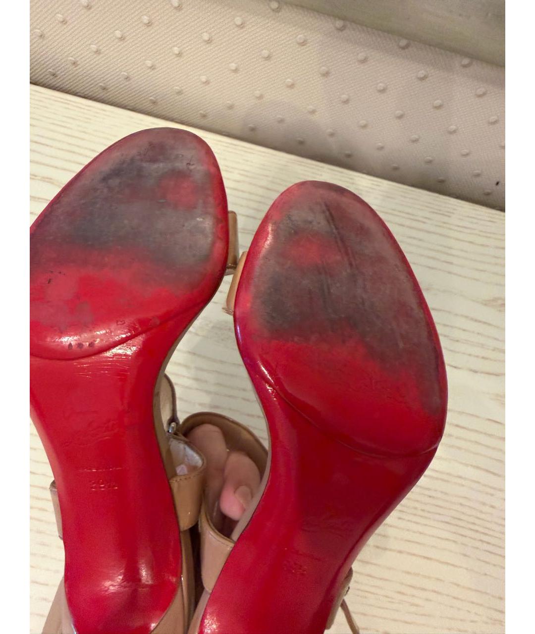 CHRISTIAN LOUBOUTIN Бежевые босоножки из лакированной кожи, фото 8