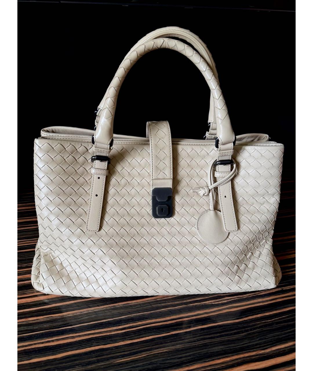 BOTTEGA VENETA Бежевая кожаная сумка с короткими ручками, фото 9