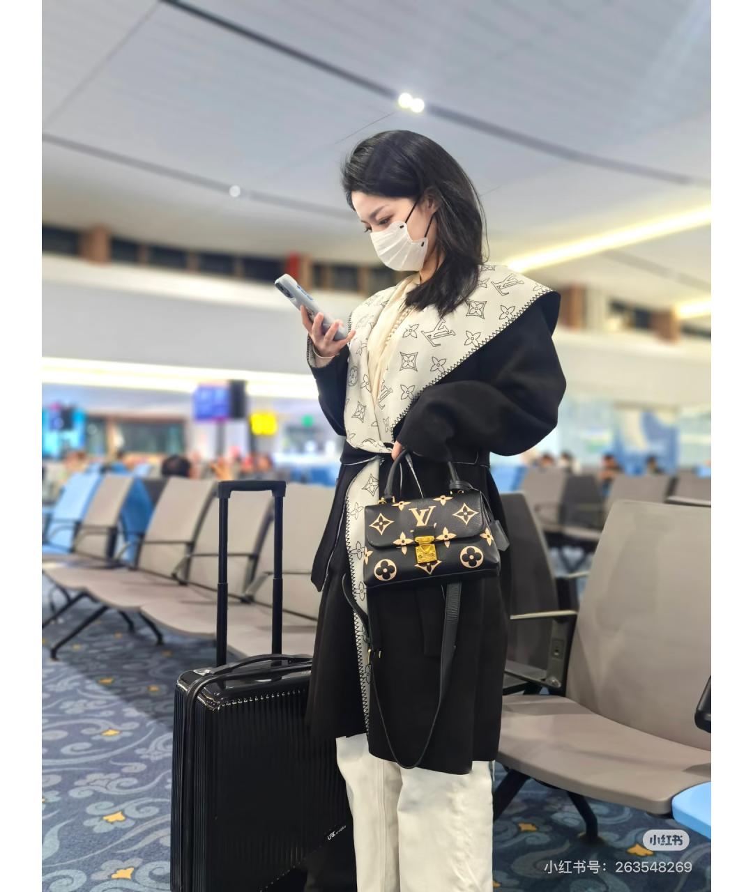 LOUIS VUITTON Черная кожаная сумка с короткими ручками, фото 6