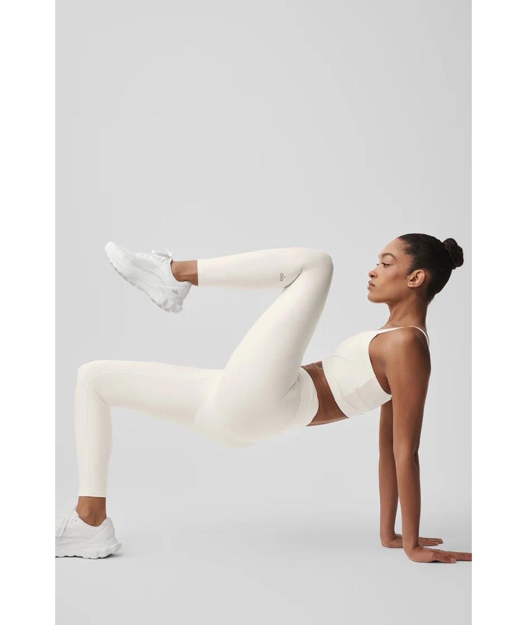 ALO YOGA Белые полиэстеровые спортивные брюки и шорты, фото 5