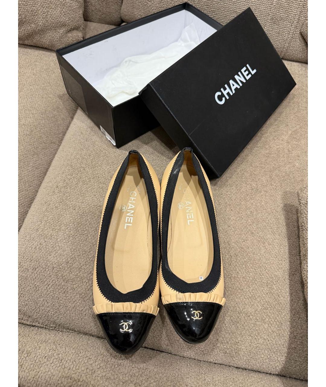 CHANEL Бежевые балетки из лакированной кожи, фото 4