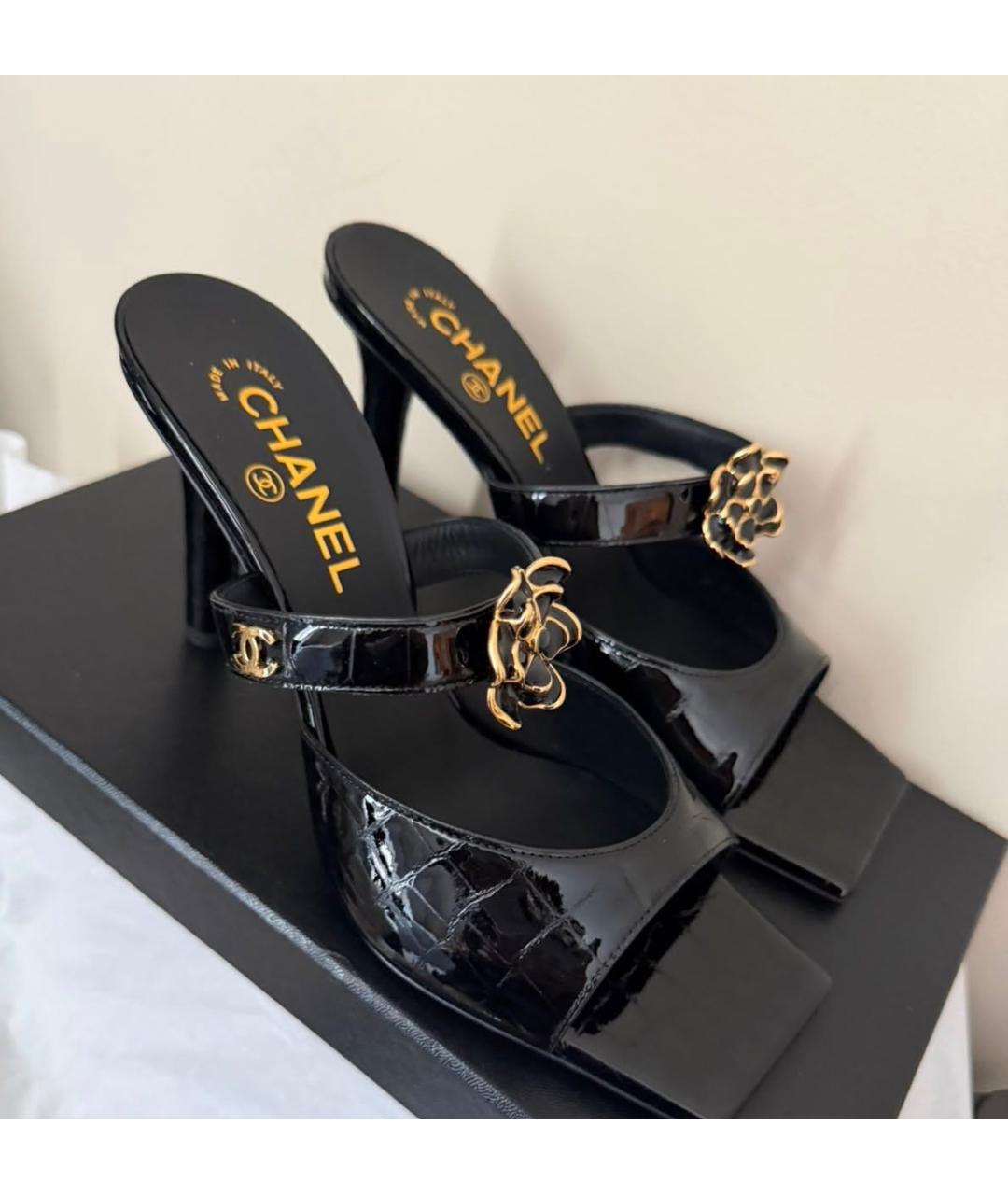 CHANEL Черные мюли из лакированной кожи, фото 2