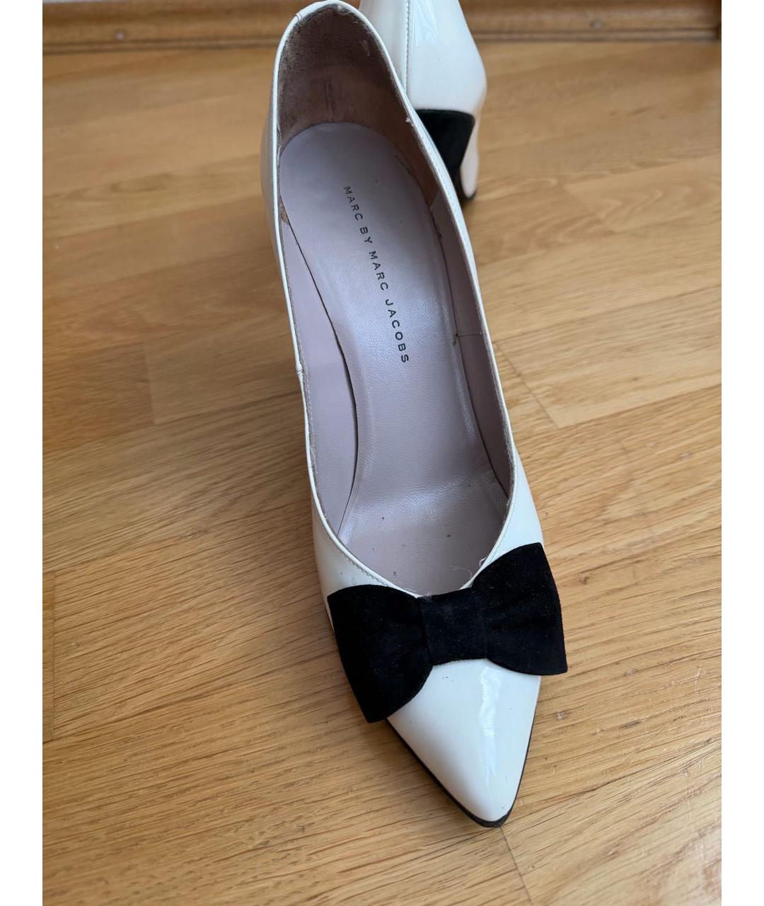 MARC BY MARC JACOBS Белые туфли из лакированной кожи, фото 7