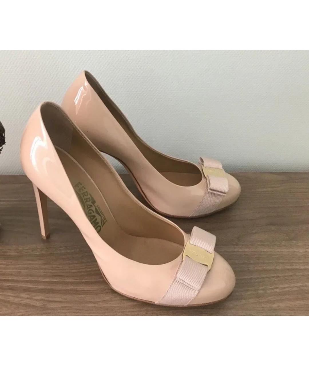 FERRAGAMO Бежевые туфли из лакированной кожи, фото 4