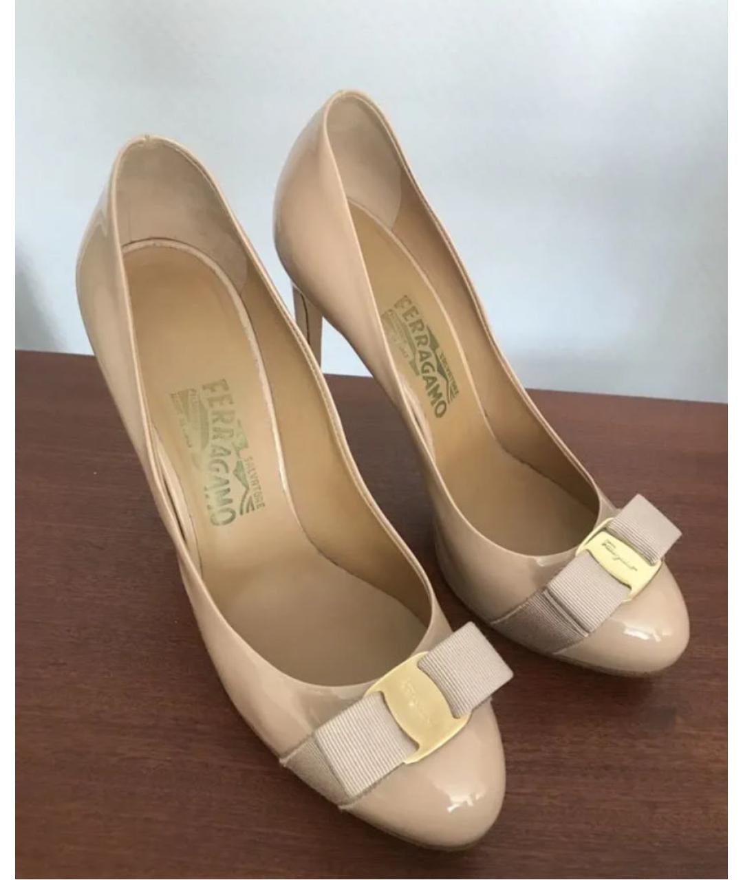 FERRAGAMO Бежевые туфли из лакированной кожи, фото 2
