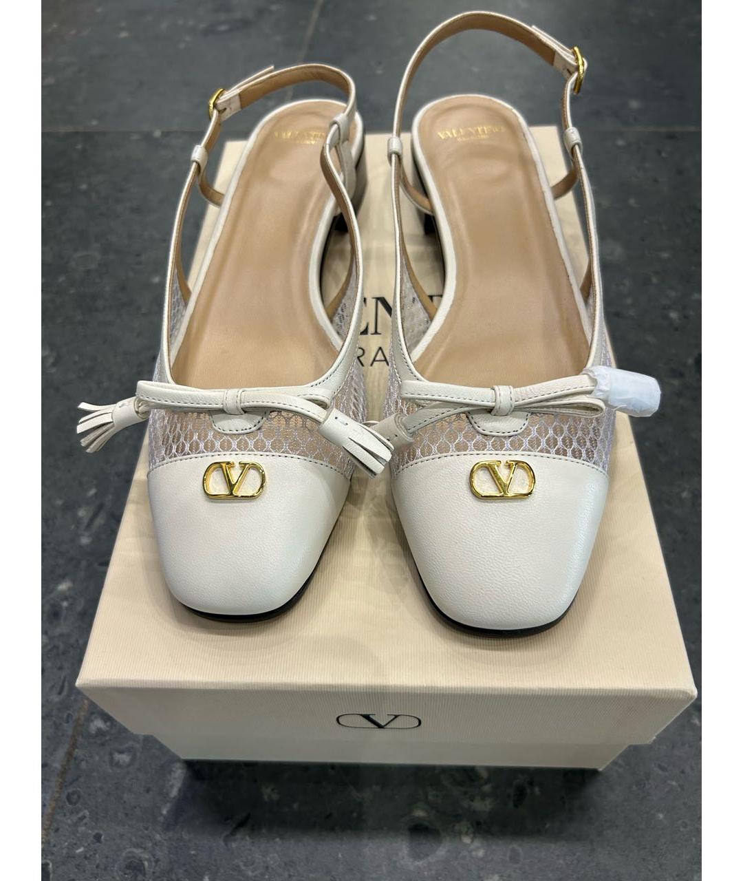VALENTINO Бежевые кожаные босоножки, фото 2