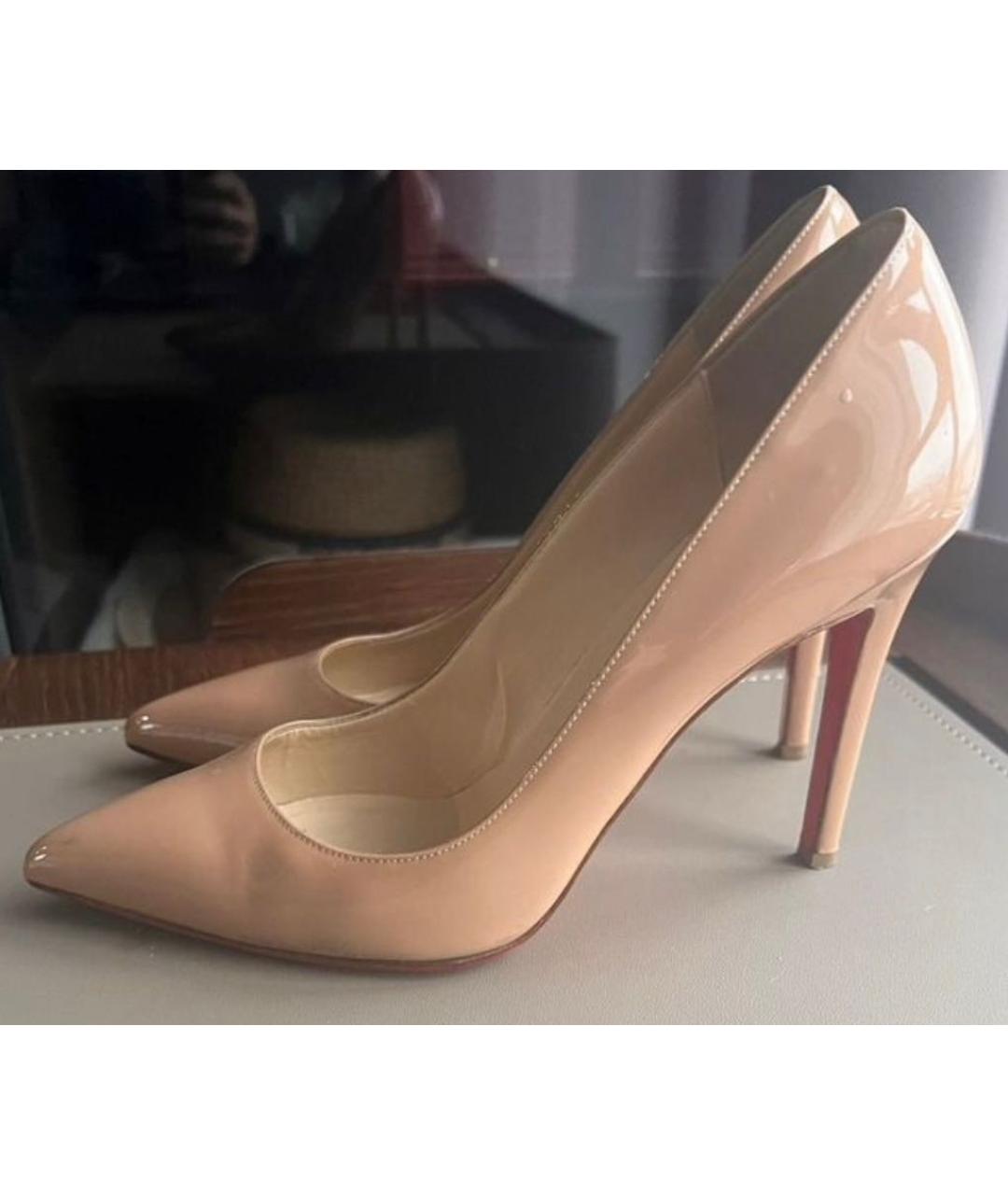CHRISTIAN LOUBOUTIN Бежевые туфли из лакированной кожи, фото 6