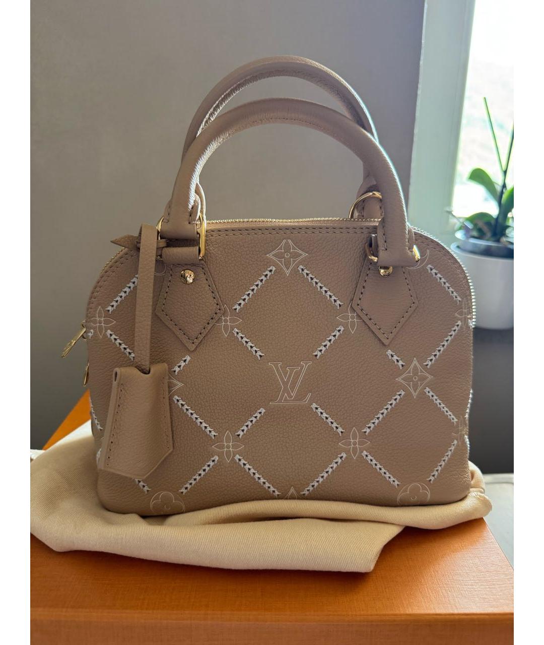 LOUIS VUITTON Бежевая кожаная сумка с короткими ручками, фото 3