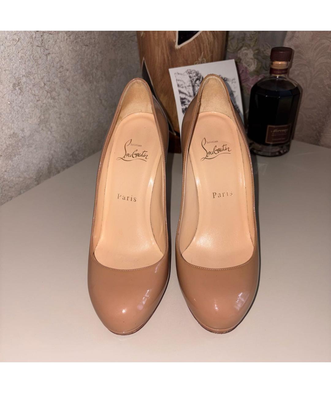 CHRISTIAN LOUBOUTIN Бежевые туфли из лакированной кожи, фото 2