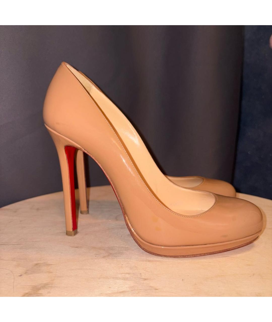 CHRISTIAN LOUBOUTIN Бежевые туфли из лакированной кожи, фото 5