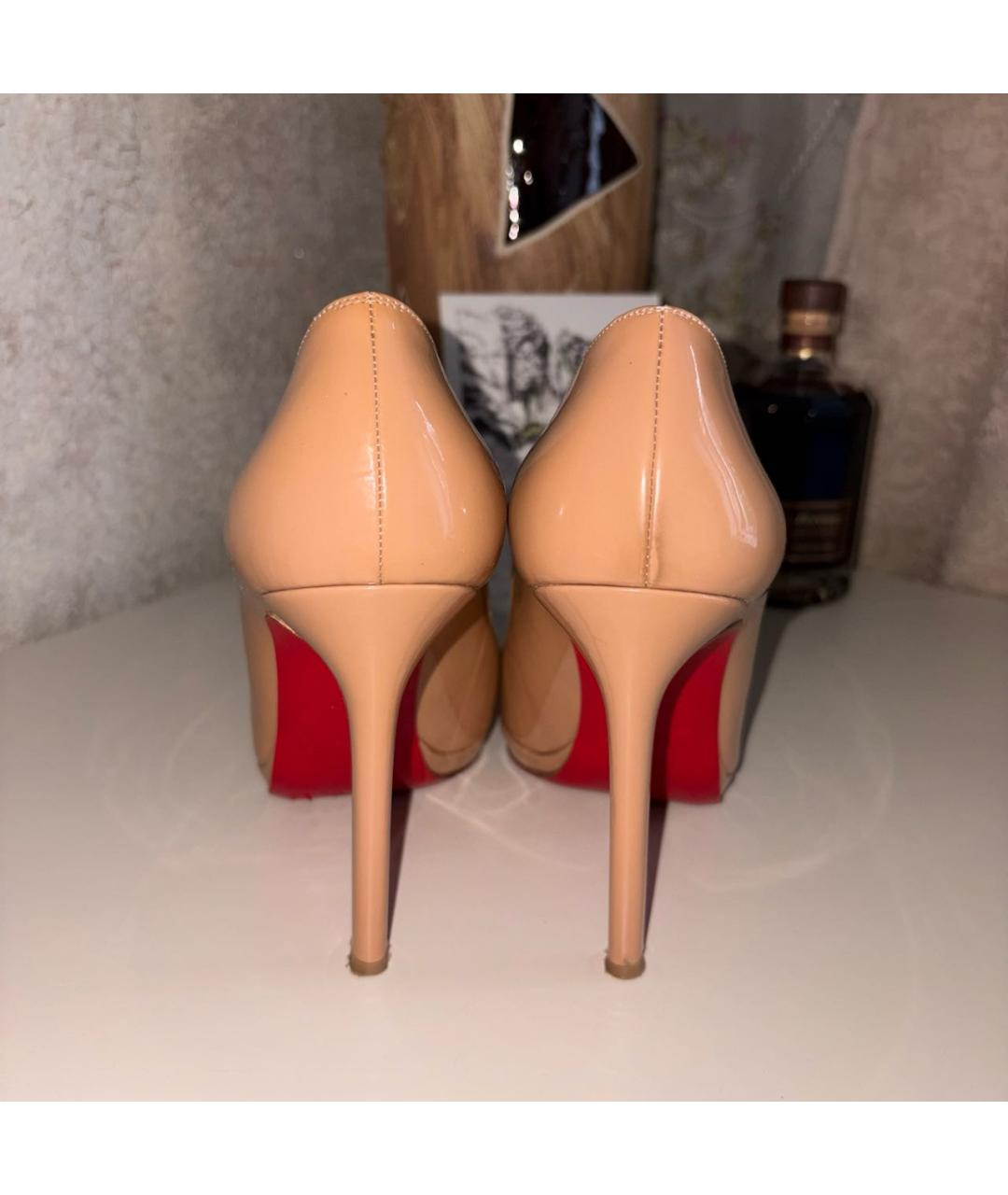 CHRISTIAN LOUBOUTIN Бежевые туфли из лакированной кожи, фото 3