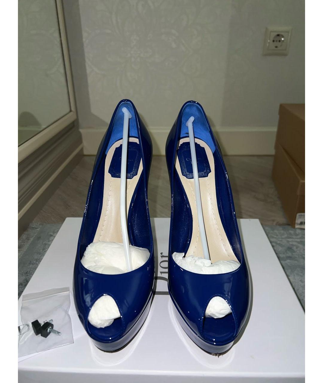 CHRISTIAN DIOR Синие босоножки из лакированной кожи, фото 2