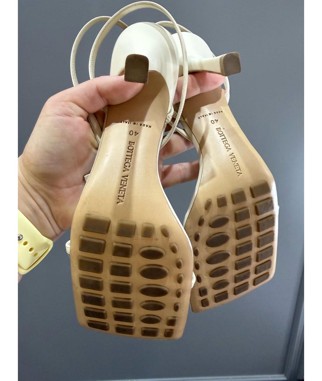 BOTTEGA VENETA Бежевые кожаные босоножки, фото 4