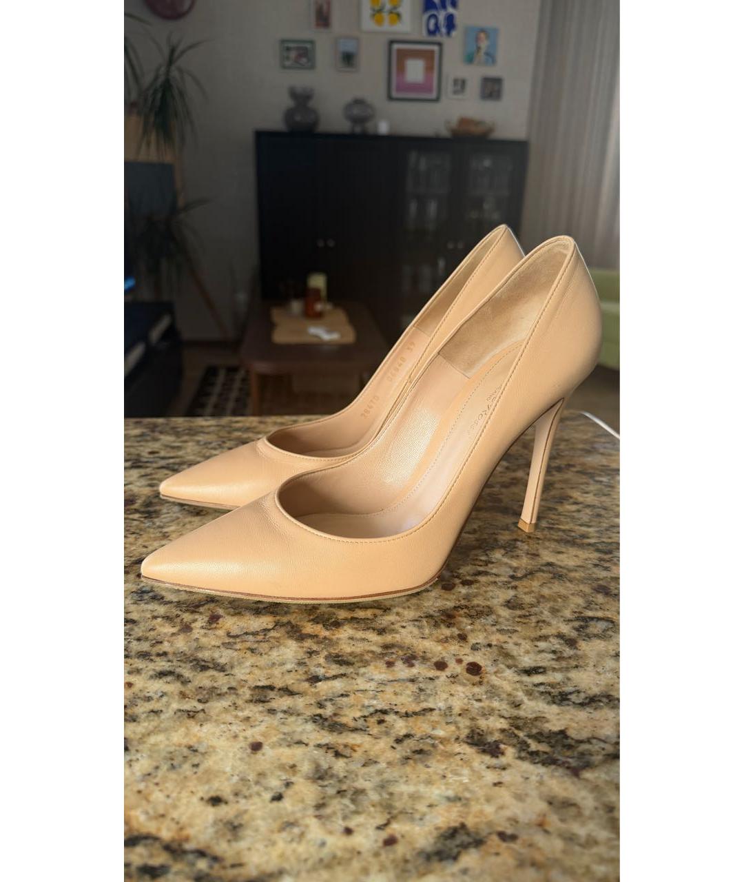 GIANVITO ROSSI Бежевые кожаные туфли, фото 3