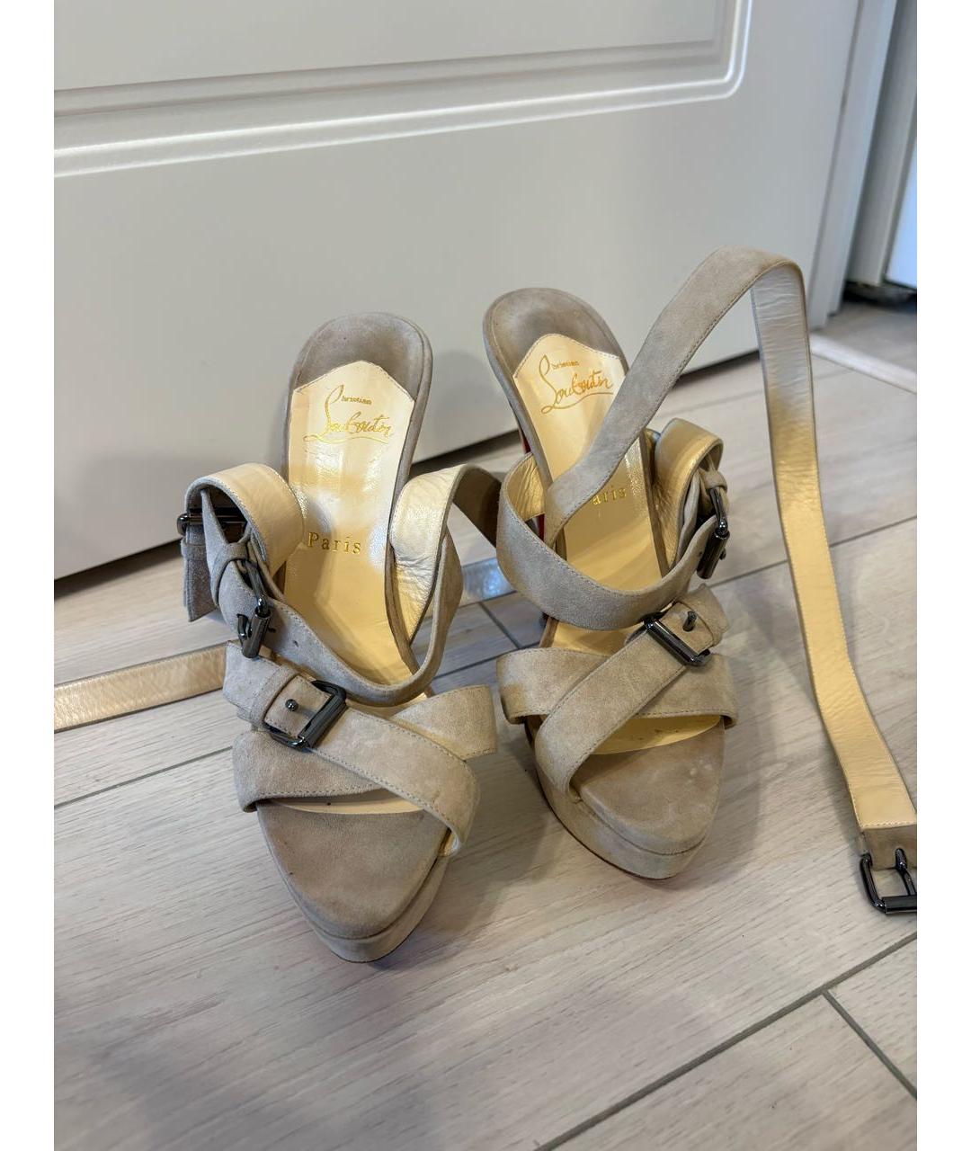 CHRISTIAN LOUBOUTIN Бежевые замшевые босоножки, фото 2