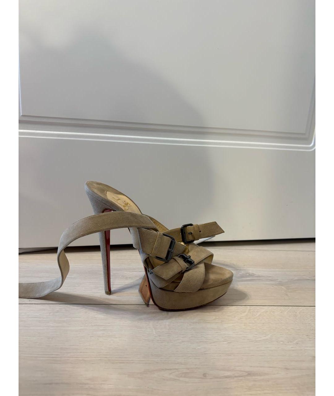 CHRISTIAN LOUBOUTIN Бежевые замшевые босоножки, фото 5