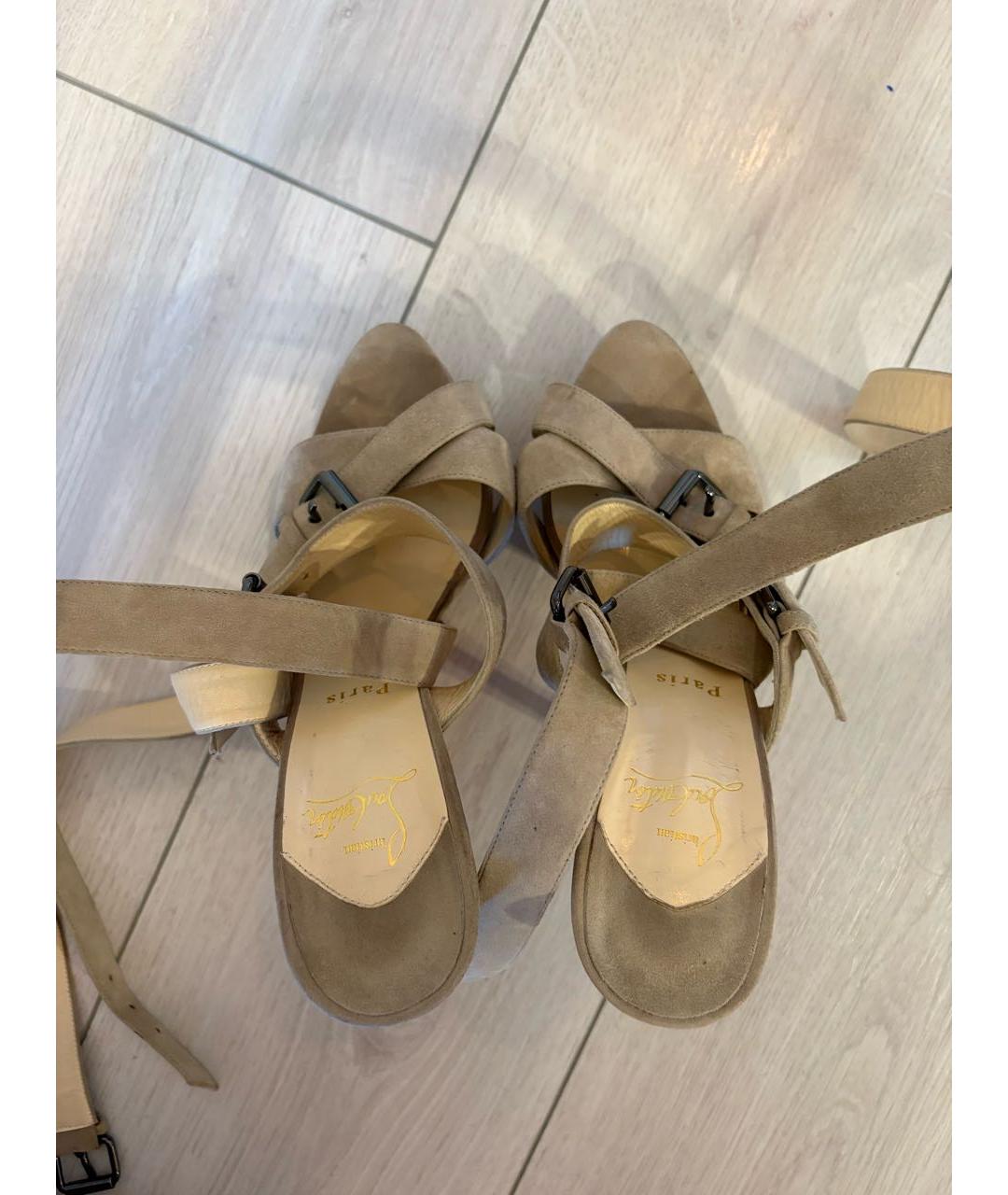 CHRISTIAN LOUBOUTIN Бежевые замшевые босоножки, фото 3