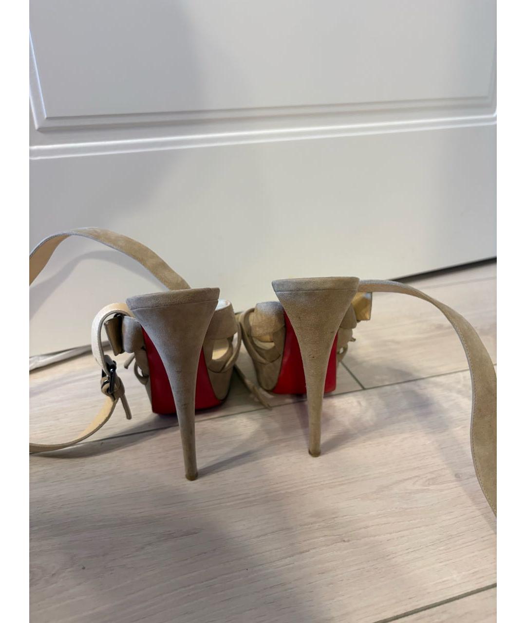 CHRISTIAN LOUBOUTIN Бежевые замшевые босоножки, фото 4