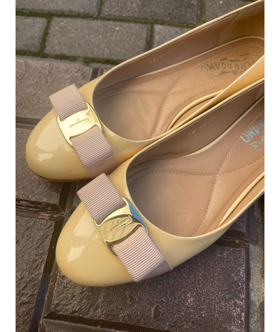 FERRAGAMO Бежевые балетки из лакированной кожи, фото 5