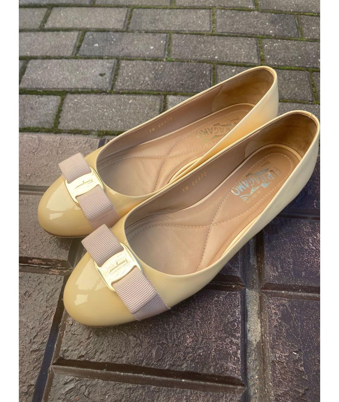 FERRAGAMO Бежевые балетки из лакированной кожи, фото 2