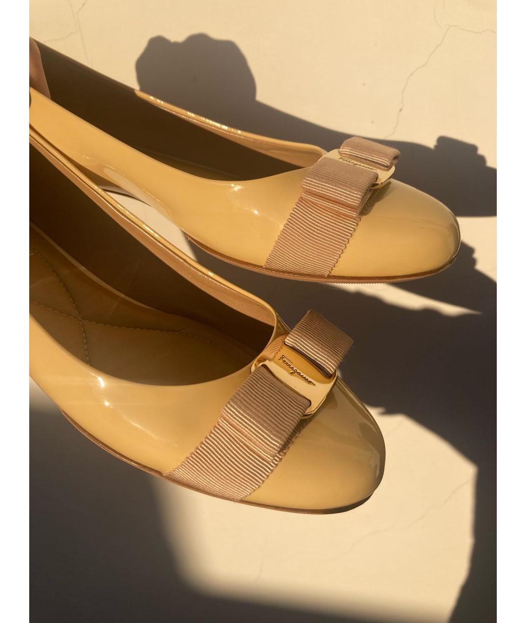 FERRAGAMO Бежевые балетки из лакированной кожи, фото 8