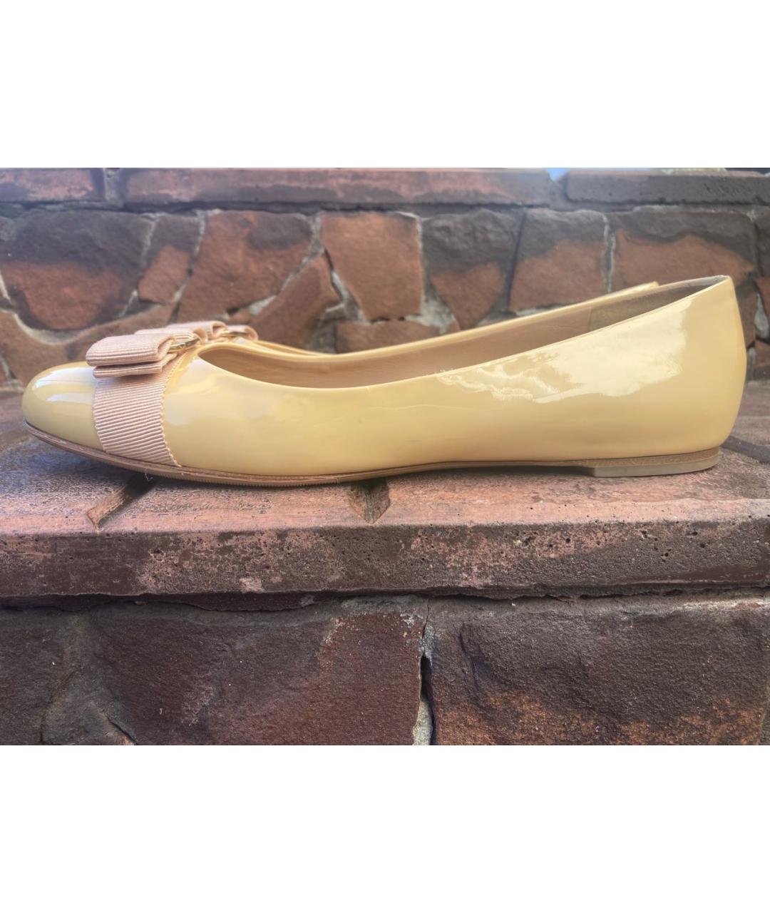 FERRAGAMO Бежевые балетки из лакированной кожи, фото 4