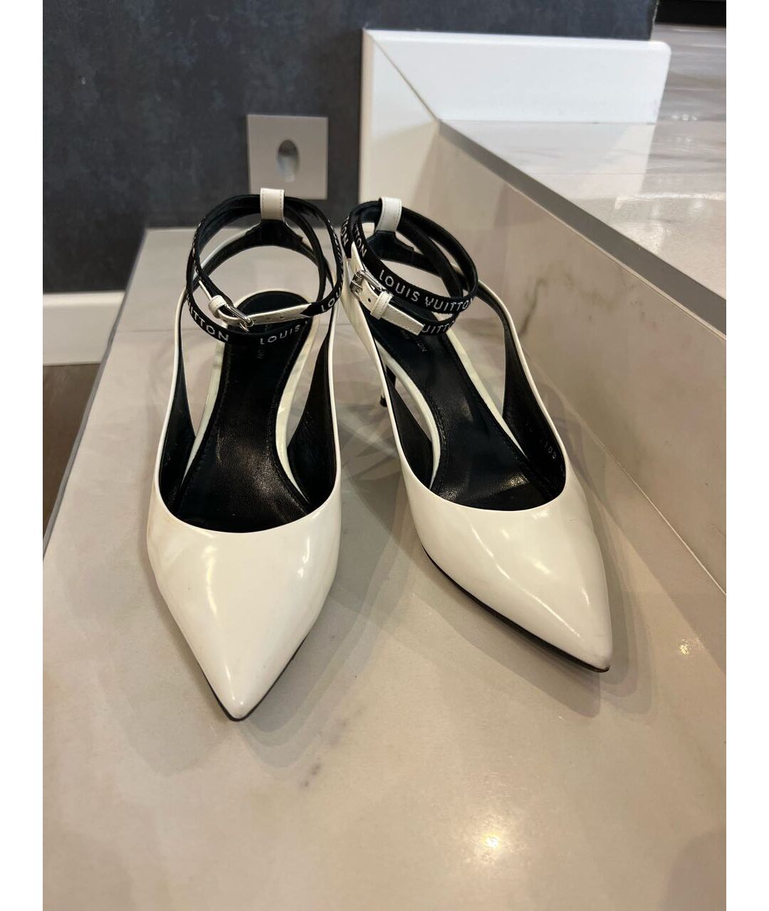 LOUIS VUITTON PRE-OWNED Белые туфли из лакированной кожи, фото 2