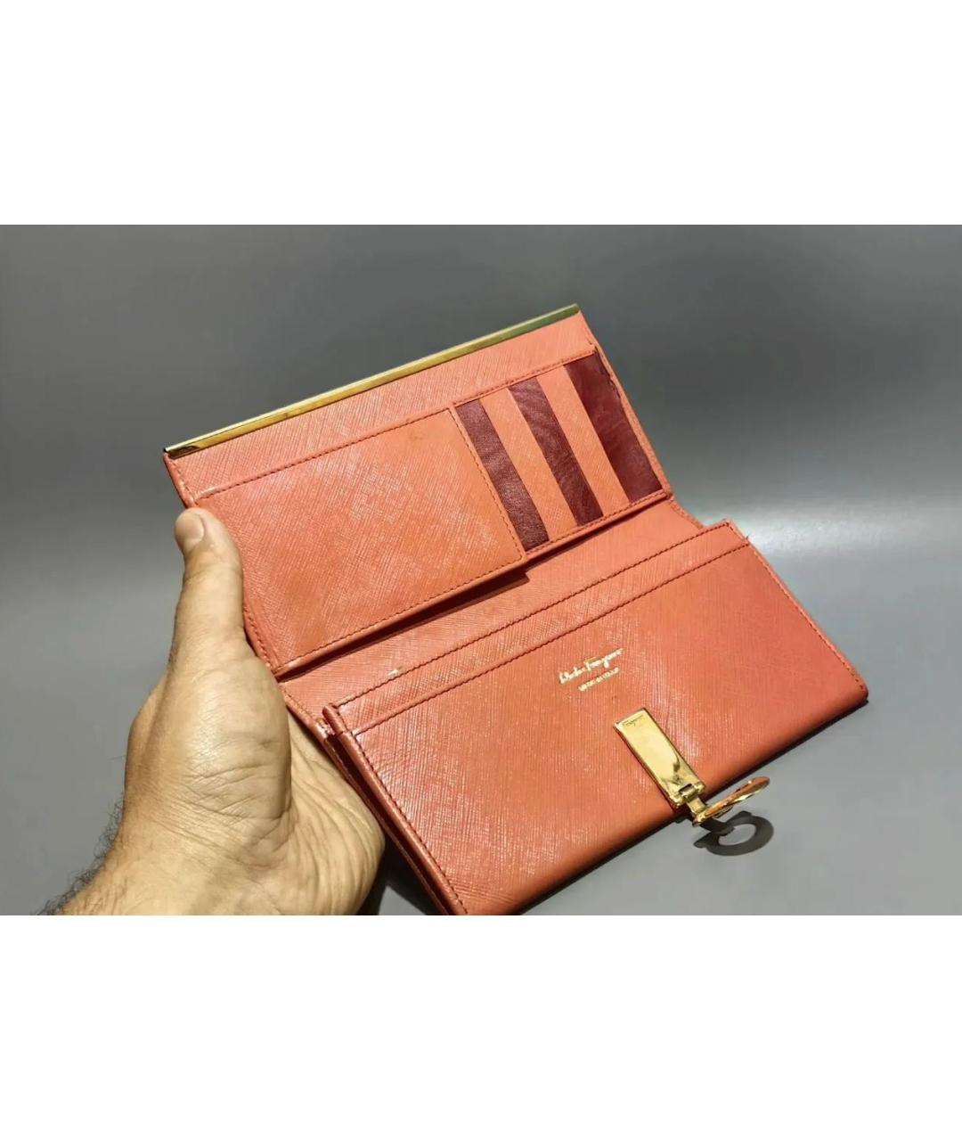 FERRAGAMO Коралловый кожаный кошелек, фото 7