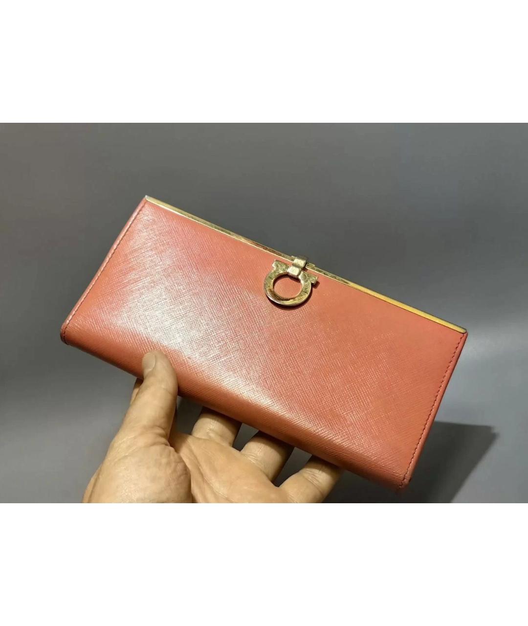 FERRAGAMO Коралловый кожаный кошелек, фото 3