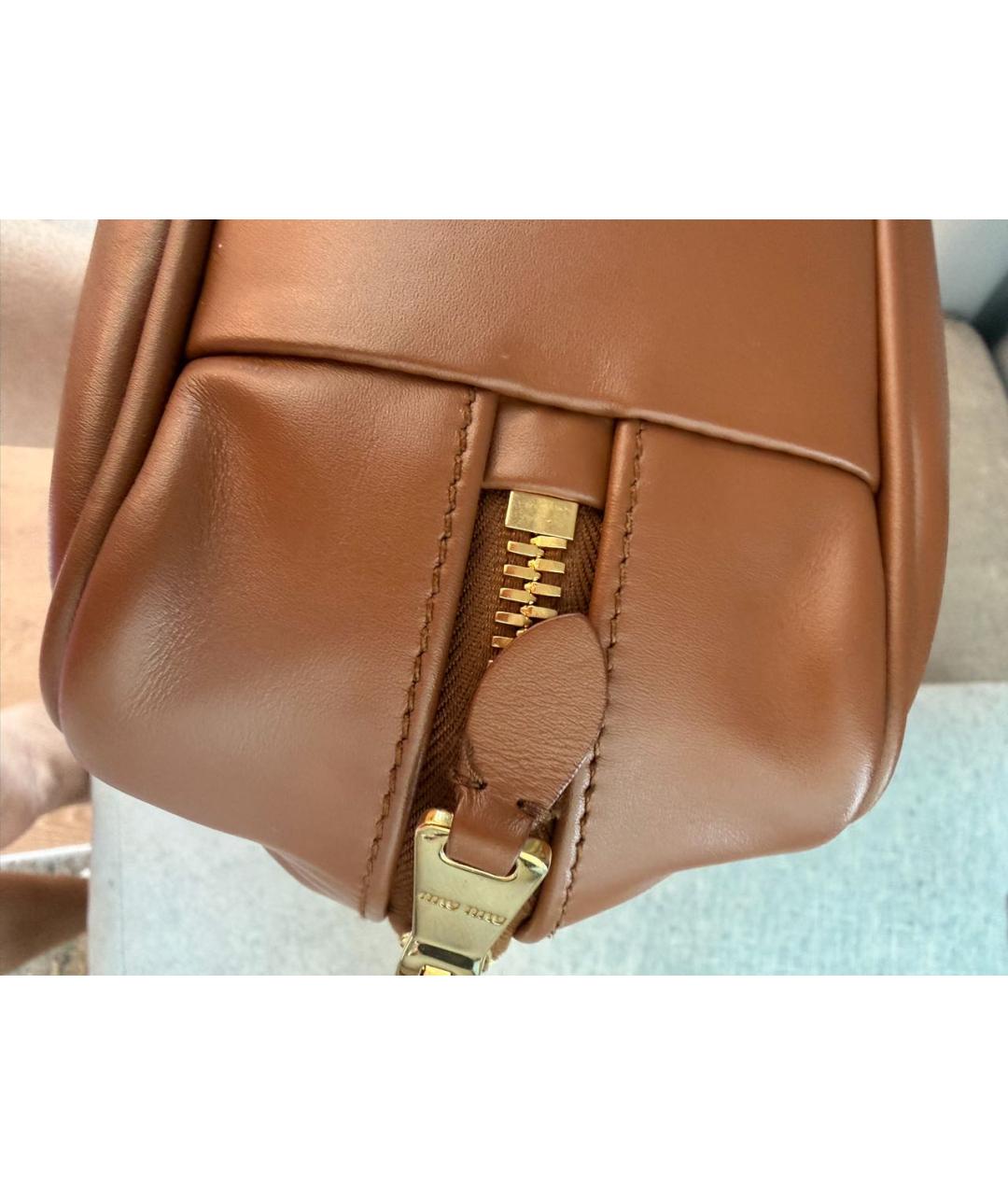 MIU MIU Коричневая кожаная сумка с короткими ручками, фото 4