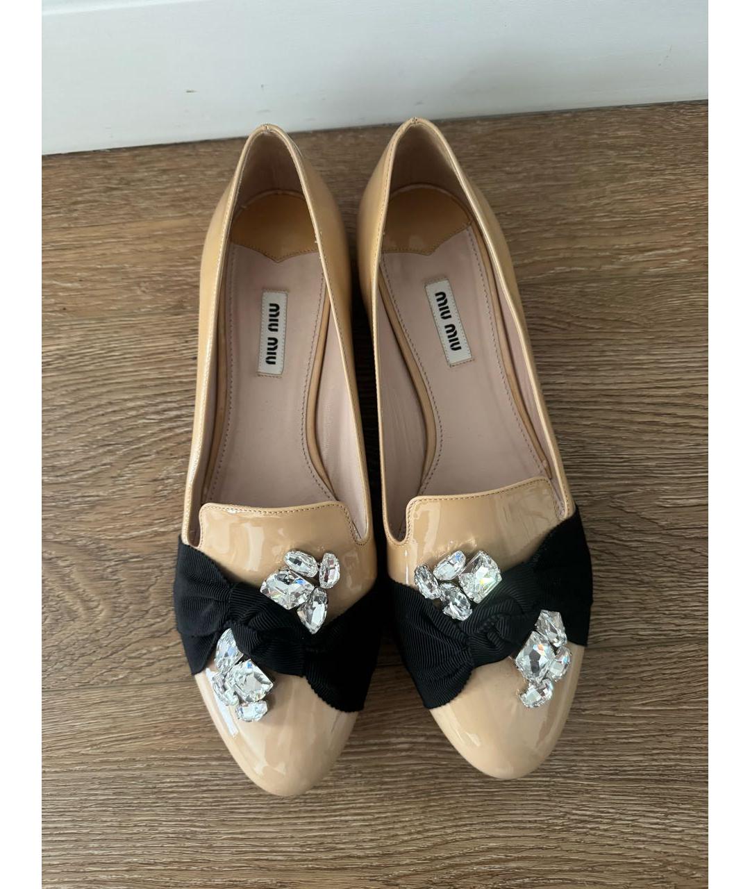 MIU MIU Бежевые лоферы из лакированной кожи, фото 3
