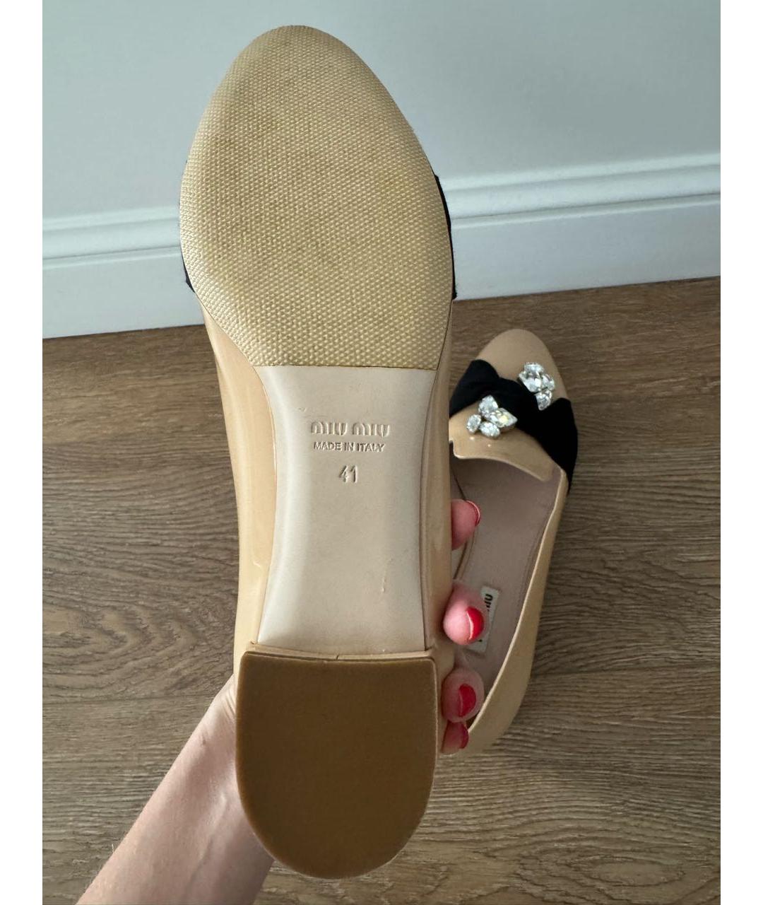 MIU MIU Бежевые лоферы из лакированной кожи, фото 5