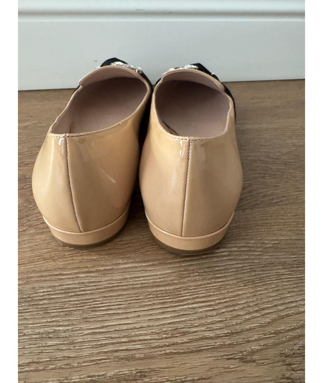 MIU MIU Бежевые лоферы из лакированной кожи, фото 4