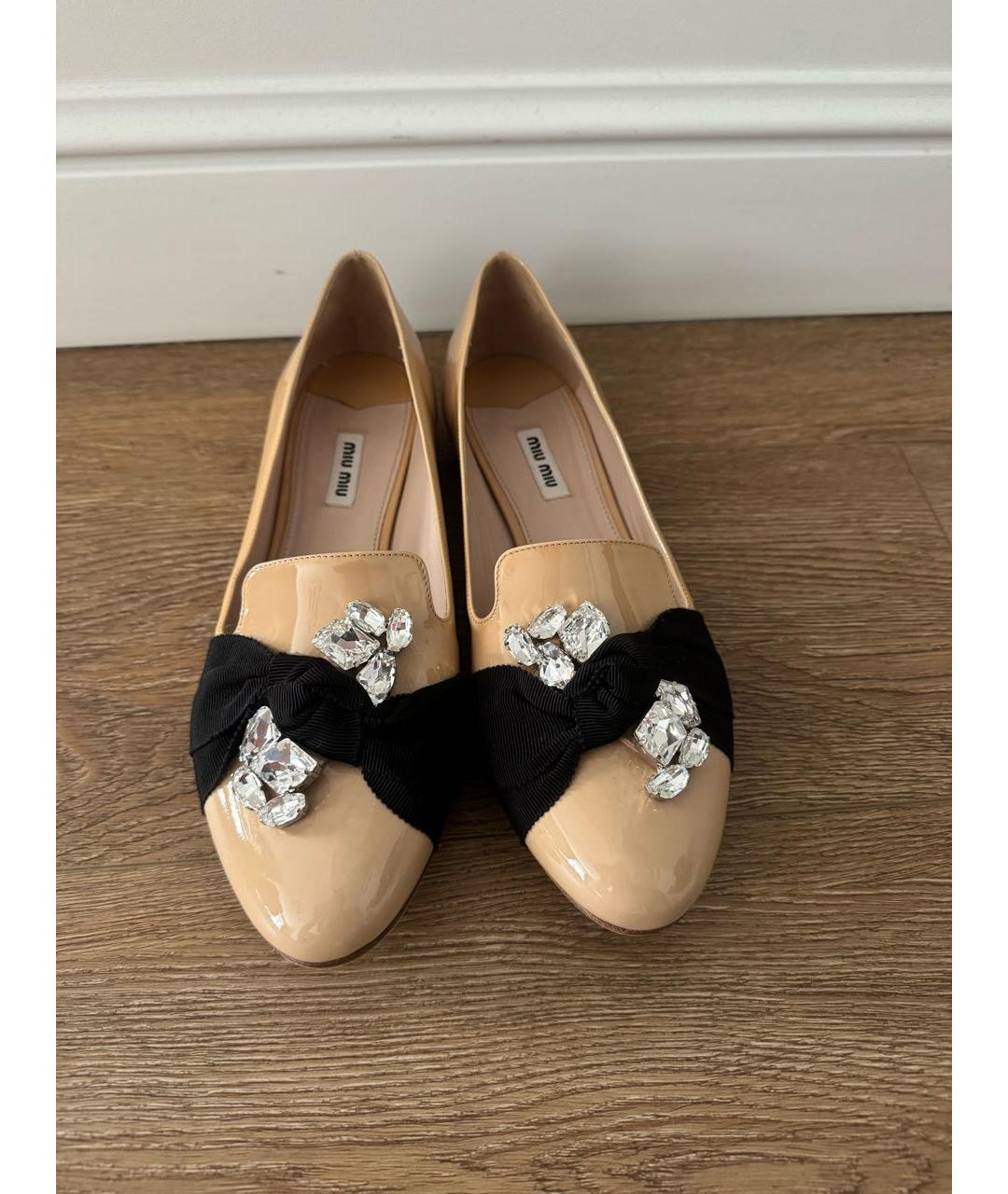 MIU MIU Бежевые лоферы из лакированной кожи, фото 2