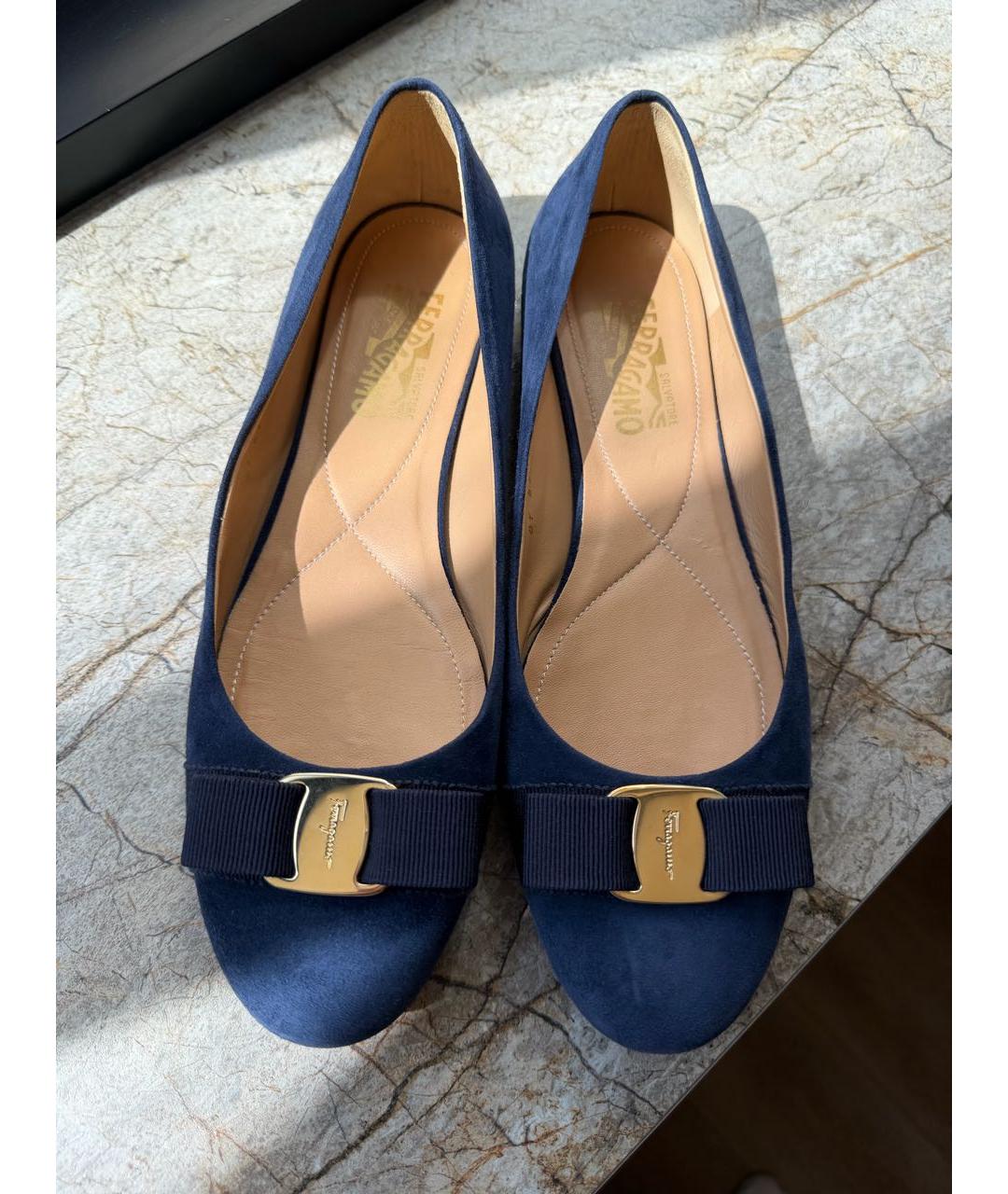 FERRAGAMO Темно-синие замшевые балетки, фото 3