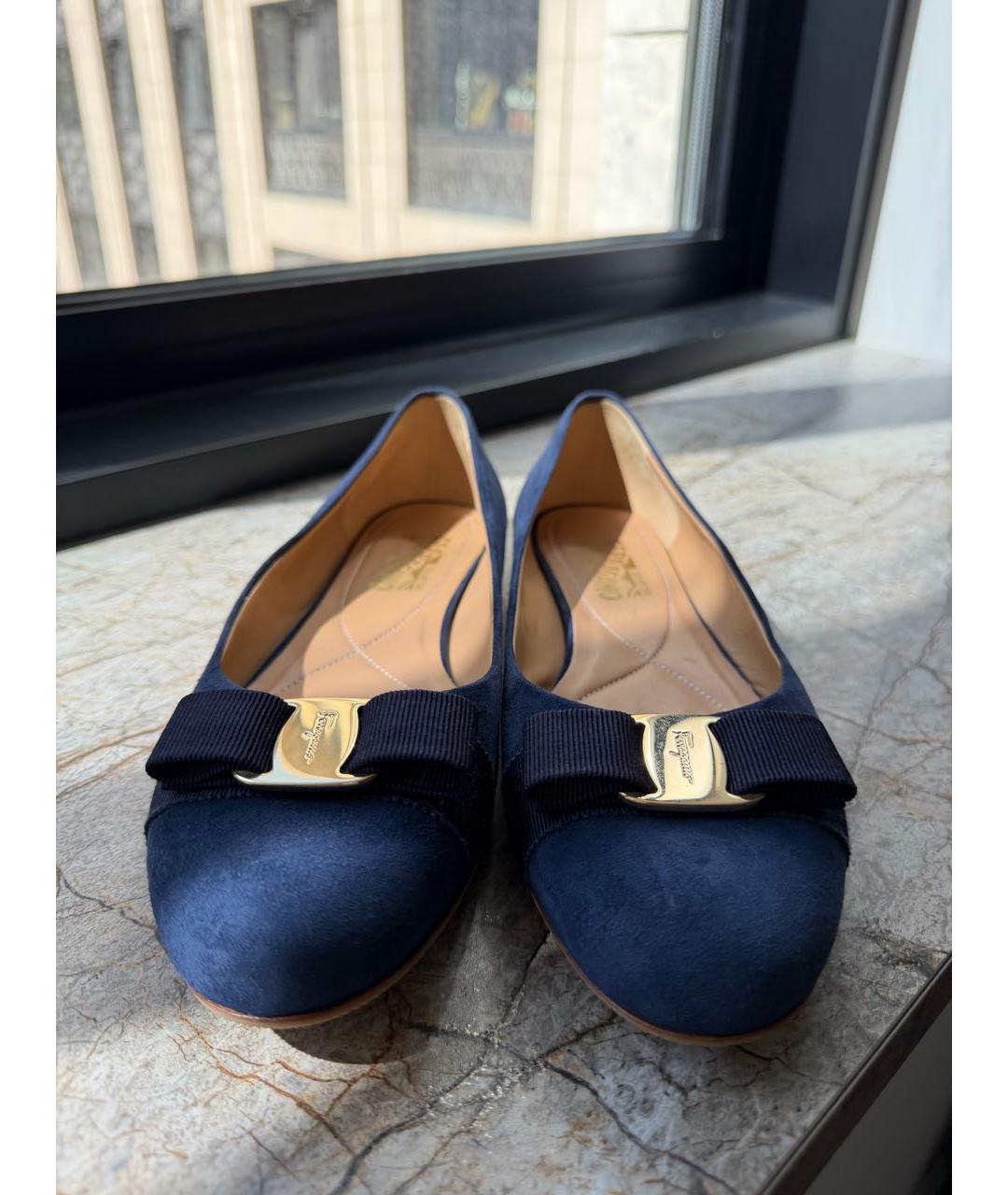FERRAGAMO Темно-синие замшевые балетки, фото 2