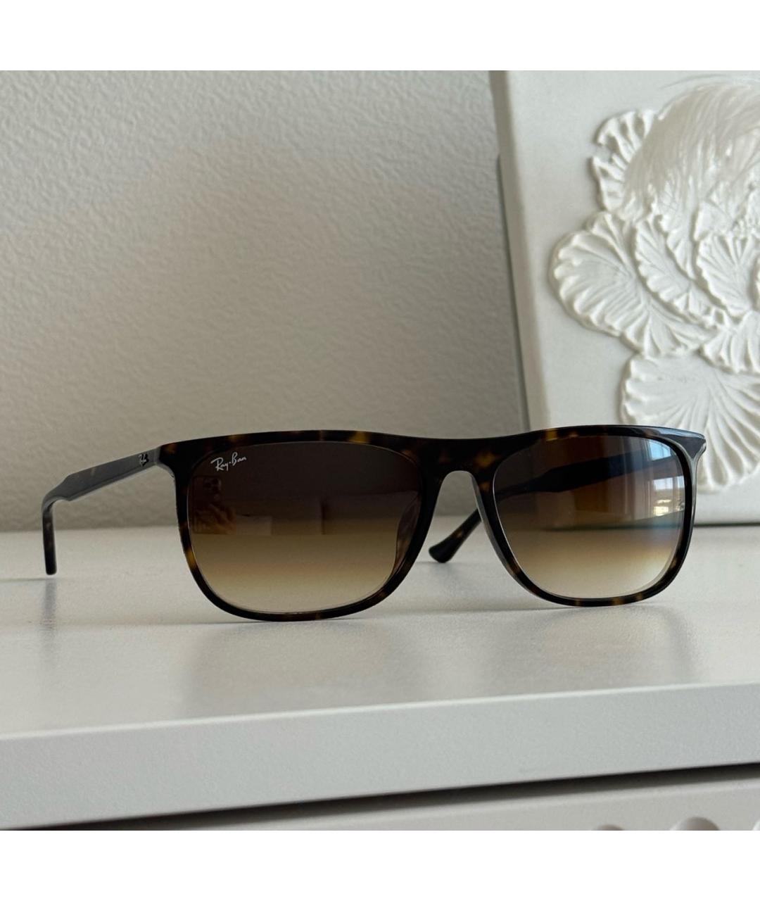 RAY BAN Коричневые пластиковые солнцезащитные очки, фото 2