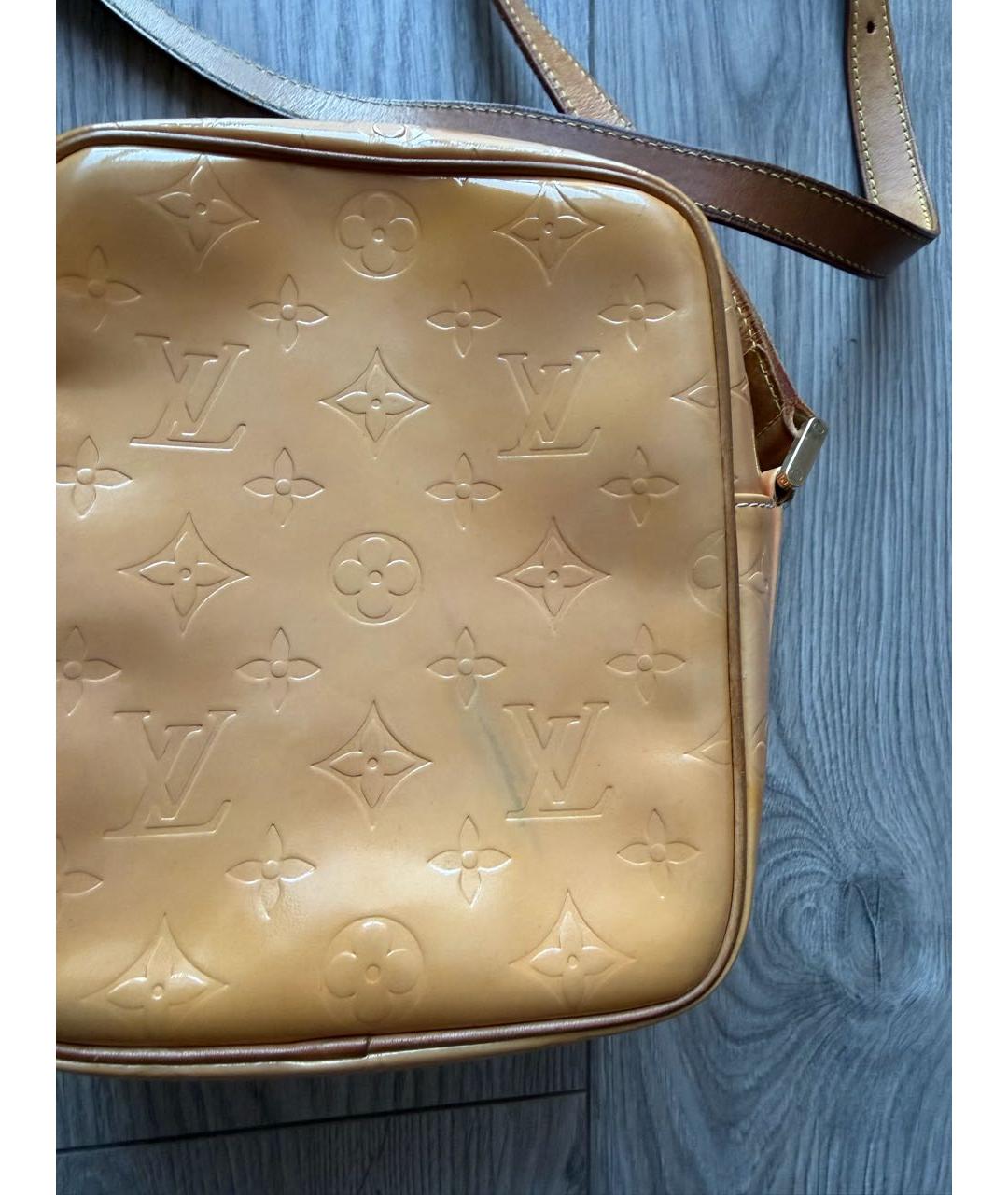 LOUIS VUITTON Золотая сумка на плечо из лакированной кожи, фото 3