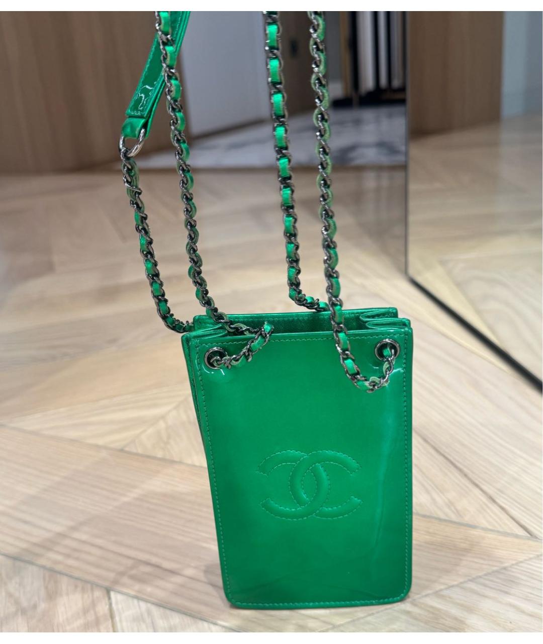 CHANEL Зеленая сумка через плечо из лакированной кожи, фото 2
