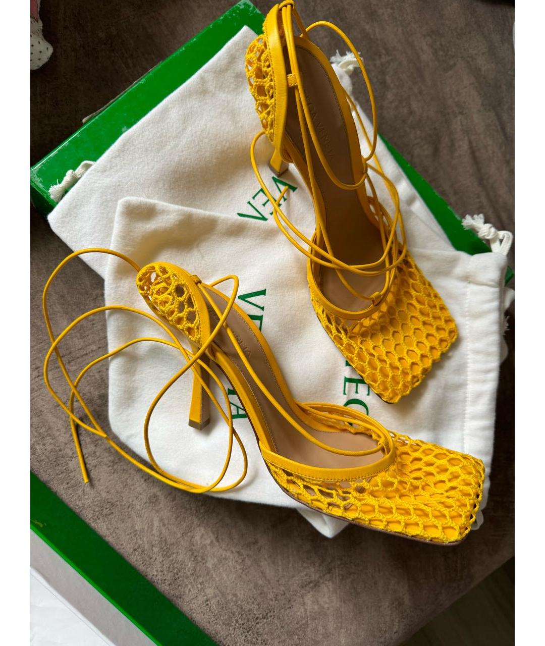 BOTTEGA VENETA Желтые кожаные босоножки, фото 6