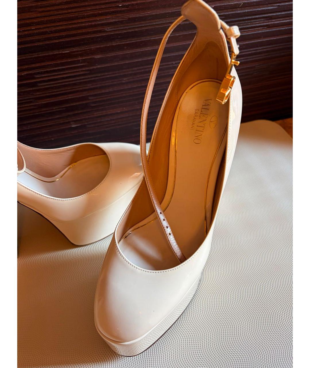 VALENTINO Бежевые туфли из лакированной кожи, фото 4